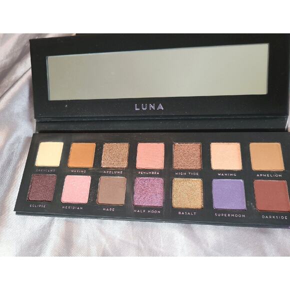 Bad Habit Luna eyeshadow palette - Picture 2 of 2